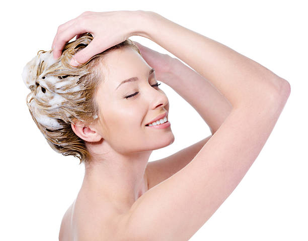 Comment espacer les shampoings sans avoir les cheveux gras grâce à une astuce simple. 1